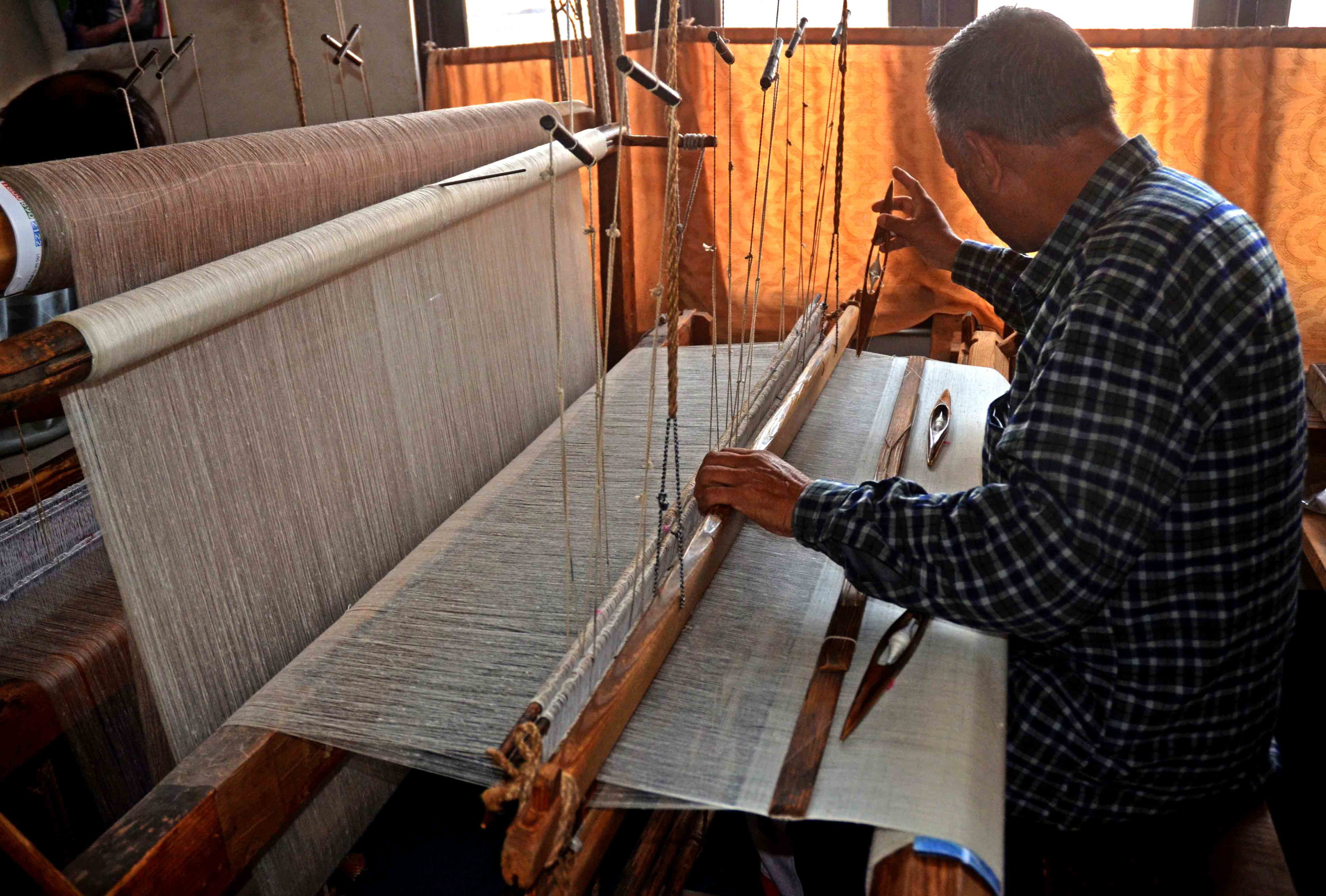 Master artisan weaving a bespoke pashmina